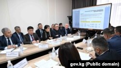 ЖЭБд модернизациялоо талкууланган жыйын. Экранда варианттардын биринин презентациясы турат. 12-февраль, 2024-жыл.