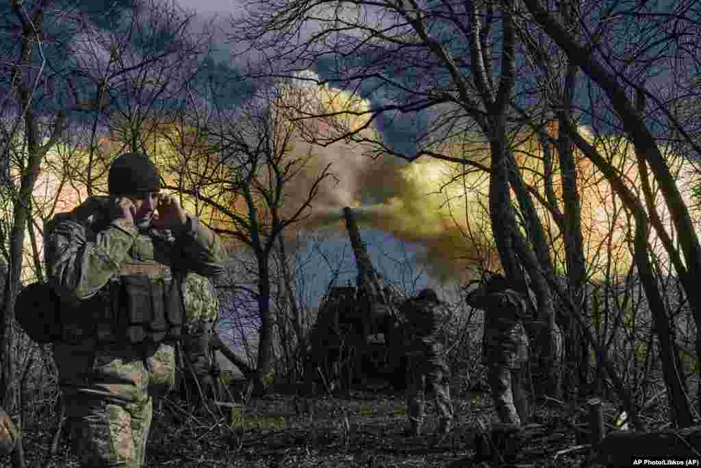 Ukrán katonák tüzelnek orosz állások felé Bahmutnál 2023. március 5-én. Az intenzív orosz bombázások miatt a város és környéke füstölgő pusztasággá vált &nbsp;