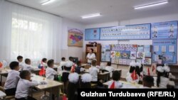Кыргызстандагы мектептердин бири. Архив. 