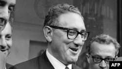 Henry Kissinger, tada specijalni savjetnik predsednika Richarda Niksona za sigurnosna pitanja, obraća se novinarima u Parizu 4. avgusta 1969. godine.