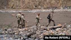 Шови курорттук аймагында жер көчкүнүн алдында калгандарды издеп жүргөн куткаруучулар. 5-август, 2023-жыл. Грузия. 