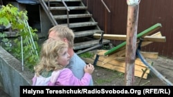 4-річна дівчинка з батьками під час ракетного обстрілу перебувала у підвалі. Її дім пошкодила російська ракета