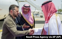 Президент України Володимир Зеленський (ліворуч) під час візиту до Саудівської Аравії. Джидда, 19 травня 2023 року