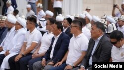 Муфтияттын жаңы имаратынын ачылышында тартылган сүрөт. Райымбек Матраимов ортодо отурат. 27-август, 2023-жыл