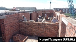 Құрылыс басында жұмыс істеп жүрген жұмысшылар