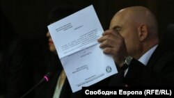 Иван Гешев държи неподписаната си оставка, която след миг ще се озове на парчета на земята.