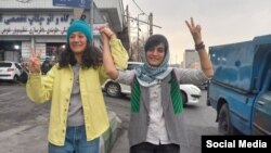 Niloofar Hamedi (lijevo) i Elahah Mohammadi napustile su zatvor Evin u Teheranu 14. januara 2023.