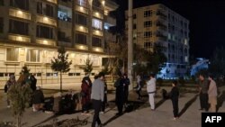 Stanovnici Kabula okupili su se ispred svojih zgrada nakon snažnog potresa, 21. ožujka 2023.