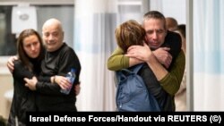 Louis Hare (lijevo) i Fernando Simon Marman (desno) po dolasku u bolnicu sa članovima porodica, 12. februar 2024.