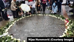 Obeležavanje Dana belih traka u Prijedoru. Krizni štab Prijedora 31. maj 1992. izdao je naredbu da nesrpsko stanovništvo mora nositi bele trake na ruci. U potonjim zločinima u Prijedoru i okolini ubijeno je 3.176 osoba, među kojima 102 deteta.