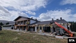 Багер разрушава незаконната хижа на Румен Гайтански - Вълка в парк "Искър", 2 април 2024 г.