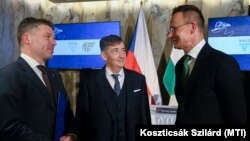 Sárváry István, a V-Híd Zrt. vezérigazgatója, Mészáros Lőrinc, a V-Híd tulajdonosa és Szijjártó Péter külügyminiszter Budapesten 2022. december 8-án