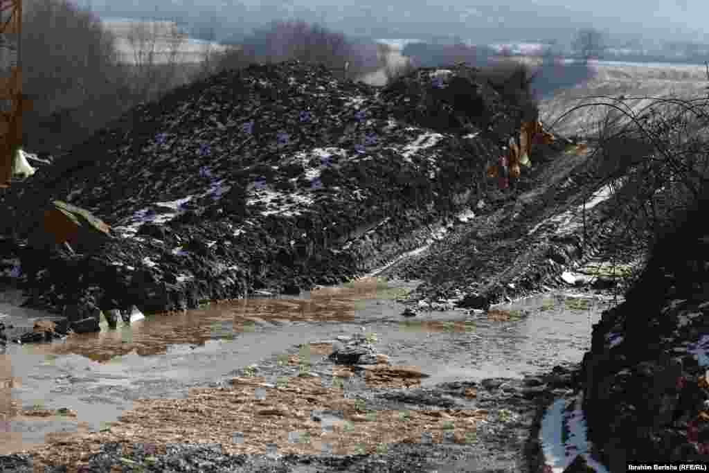 &ldquo;Problemet që kanë dalë gjatë rrugës kanë ndikuar që projekti të mos finalizohet në vitin 2023, ashtu siç kemi premtuar. Gjithsesi, ne mbetemi optimistë që autostrada deri në Bresalc të Gjilanit, do të finalizohet gjatë këtij viti&rdquo;, thanë në MMPHI.