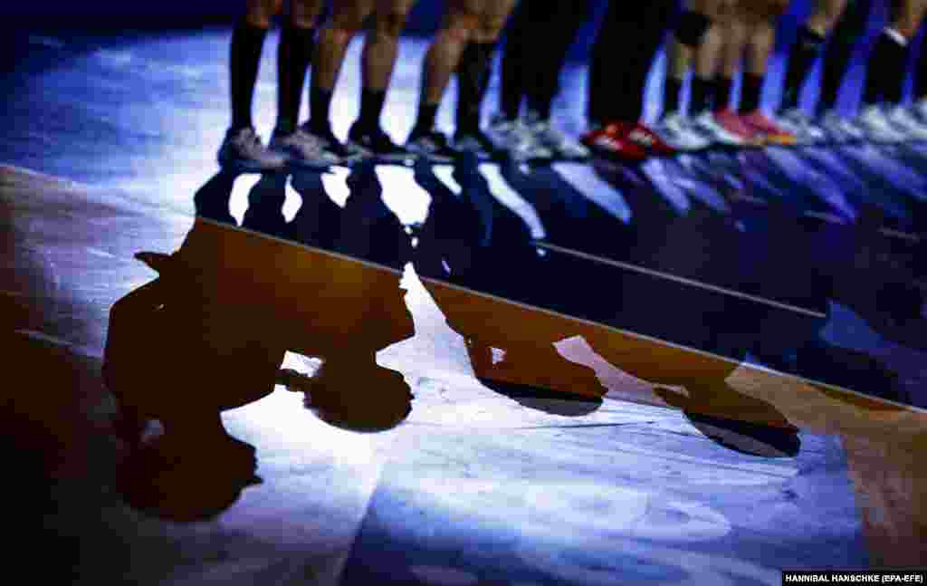 Sjene ukrajinskih igračica prije utakmice grupe G IHF Svjetskog rukometnog prvenstva za žene između Ukrajine i Kazahstana u Frederikshavnu u Danskoj.