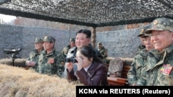 Sjevernokorejski lider Kim Jong Un i njegova kćerka Kim Ju Ae prisustvuju demonstracijama tokom obuke zračnih i amfibijskih borbenih jedinica Korejske narodne armije na ovoj slici koju je 16. marta 2024. objavila Korejska centralna novinska agencija. 