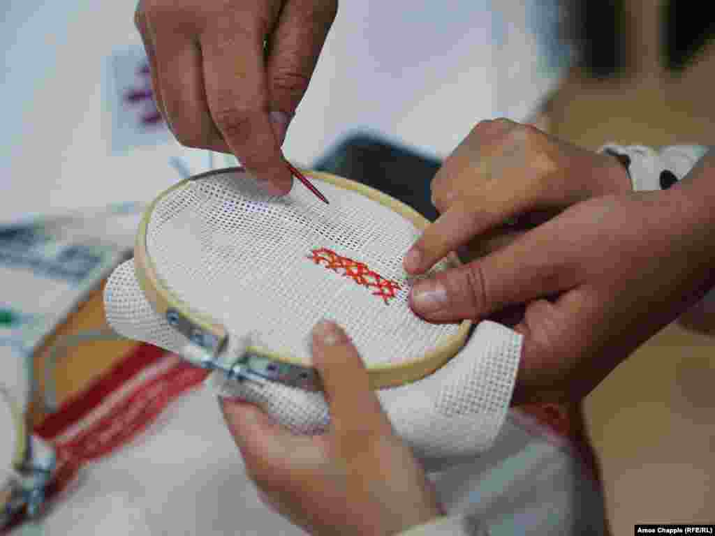 Урок вишивання у Празі. 17 травня 2024 року. Марія Скиба розповіла Радіо Свобода, що окрім українців, на фестиваль прийшли чехи, поляки та словаки