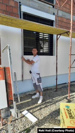 Neki Hoti duke punuar në Kosovë, pas kthimit nga Gjermania.