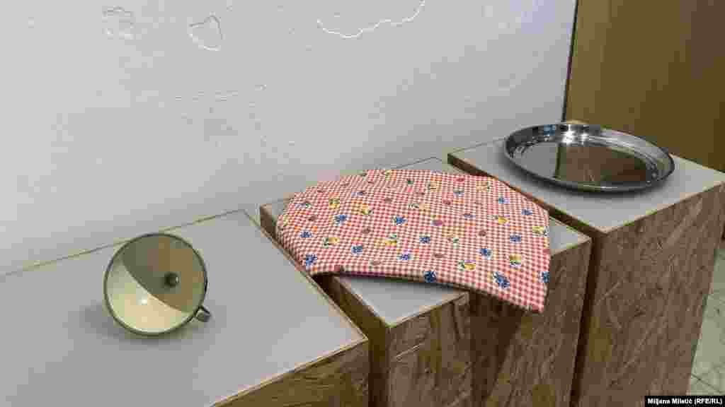 &quot;Nakon njenog odlaska, ostao je poslužavnik na kojem su stajale dvadeset i četiri princes krofne&quot;. Iza ljubavne priče koja je trajala nekoliko meseci 1989. godine u Beogradu ostao je samo ovaj poslužavnik za princes krofne (desno). Ovo je jedan od petnaest doniranih predmeta za putujuću izložbu Muzeja prekinutih veza iz Zagreba, koji su prikupljeni tokom konkursa u Srbiji. &nbsp;