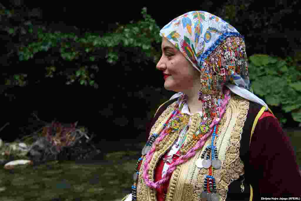 Kjo veshje është shumë veçantë, pasi i gjithë punimi dhe qëndisja bëhen me dorë.