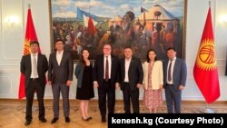 "Ишенимдин" депутаттары АКШ элчиси Лесли Вигери менен.