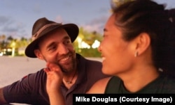 Педерсен и съпругата му Ли. През 2013 г., когато пътуването на датчанина започва, с Ли са заедно от по-малко от година. Тя обаче го подкрепя и посещава по време на пътешествието.