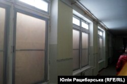 Вікна школи були пошкоджені через обстріл