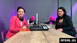 „Sunt foarte mulți părinți care fac credite. Asta mă emoționează de fiecare dată, când îi văd pe acești părinți care se dedică copiilor și îi sprijină în ceea ce vor să facă”, susține Alexandra Bădescu.