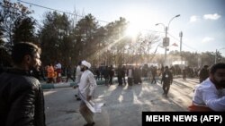 Njerëz duke ikur nga vendi i ngjarjes pas shpërthimit të dy bombave gjatë shënimit të 4-vjetorit të vrasjes së gjeneralit iranin, Qassem Soleimani, Kerman, Iran, 3 janar 2024.