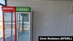 Пустые холодильные витрины в магазине Рустама в Нурободе. 23 мая 2023 года.