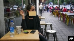 یک کافه در یک مرکز تجاری در تهران، اردیبهشت ۱۴۰۲، اصل عکس از آسوشیتدپرس