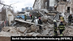 Službe na terenu poslije jednog ruskog napada na Kijev, 25. mart 2024.