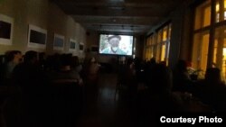 Прага шаары. "Чалбасы кыргыздары" тасмасы көрсөтүлүүдө. 