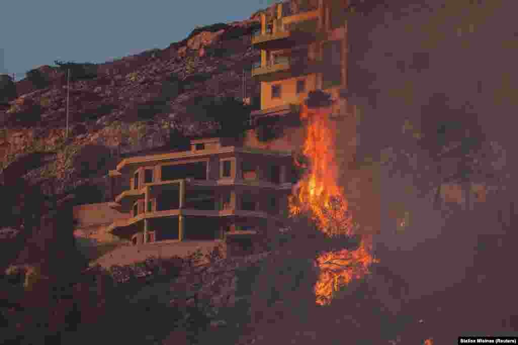 A Kuvarasztól terjedő tűzzel egy időben Athéntól mintegy kilencven kilométerre nyugatra, Lutraki üdülőváros közelében is hatalmas erdőtűz pusztított. Itt legalább két falut, egy nyári gyermektábort és egy idősek rehabilitációs központját evakuálták