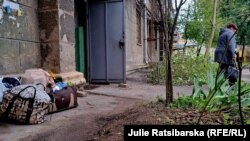 На місце ракетного удару по Дніпру, якого армія РФ завдала 19 квітня, жителі несуть квіти. Під завалами 5-поверхового будинку загинуло троє людей, Дніпро, 20 квітня 2024