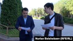 Депутату Марлену Маматалиеву вручили обращение правозащитников. 26 июня 2023 года. 