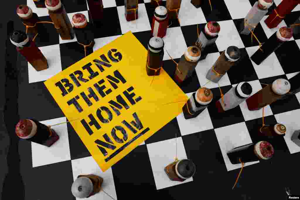 Një instalacion artistik në një fushë shahu figurat e të cilit simbolikisht përfaqësojnë pengjet e rrëmbyera në Izrael nga grupi radikal palestinez, Hamas.&nbsp;&nbsp;