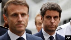 Новият премиер на Франция Габриел Атал (вдясно) и президентът Еманюел Макрон