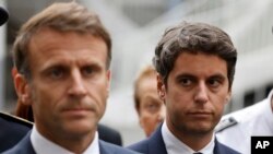 Emmanuel Macron és Gabriel Attal a franciaországi Arrasban 2023. október 13-án