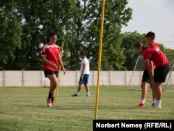 Fetele se antrenează o oră jumătate pe zi, timp de 23-26 de zile din lună.