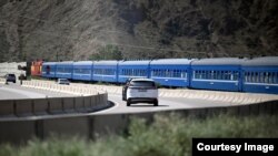 Бишкектен-Балыкчыга бараткан поезд.