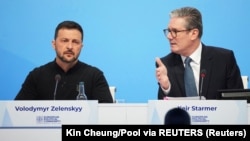 Ukrajinski predsednik Volodimir Zelenski i britanski premijer Kir Starmer na sasmitu Evropske političke zajednice u Blenhajm palati u blizini Oksforda, Britanija, 18. jula 2024.