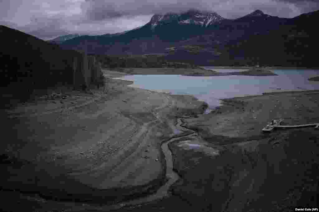 A csaknem teljesen kiszáradt Serre-Poncon tó Dél-Franciaországban 2023. március 14-én. A tavalyi csapadékhiányos nyár után már a tél is aszállyal sújtotta Európa országait, ami miatt a víztározók annyira kiszáradtak, hogy a hatóságok egyes helyeken elrendelték a halak áttelepítését