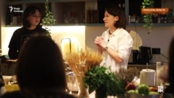 Обʼєднані борщем. Переселенка знайомить іноземців з Україною за допомогою національної кухні (відео)