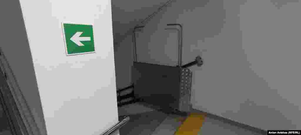 Школа обладнана електричним пандусом для людей на колісних кріслах&nbsp;