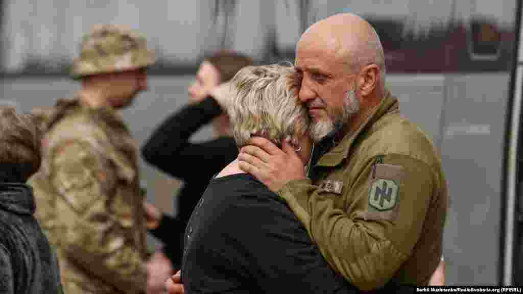 Другой военный прощается с женщиной, которая навещала его во время короткого отпуска