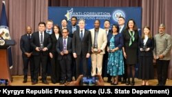 “Коррупцияга каршы күрөштүн күжүрмөнү” сыйлыгын алгандар АКШнын мамлекеттик катчысы Энтони Блинкен менен, 7-декабрь, 2023-жыл.