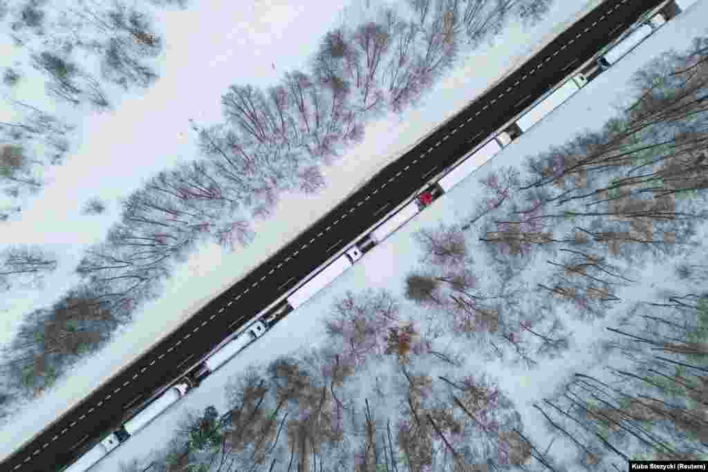 Kamioni u dugačkom redu za prelazak poljsko-ukrajinske granice na prelazu Dorohusk-Jagodzin u Ludwinowu, u Poljskoj, 4. decembra.