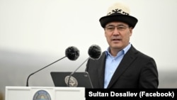 Садыр Жапаровдун Кыргызстандагы иш-чаралардын биринде сүйлөп турган учурда тартылган сүрөт. 