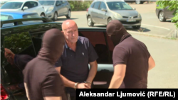 Privođenje bivšeg Specijalnog tužioca Milivoja Katnića u zgradu Specijalnog policijskog tima. Podgorica, 14. april 2024.