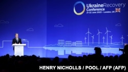 АКШнын мамлекеттик катчысы Энтони Блинкен Украинаны калыбына келтирүү боюнча эл аралык жыйында сүйлөп жатат. Лондон. 21-июнь, 2023-жыл. 